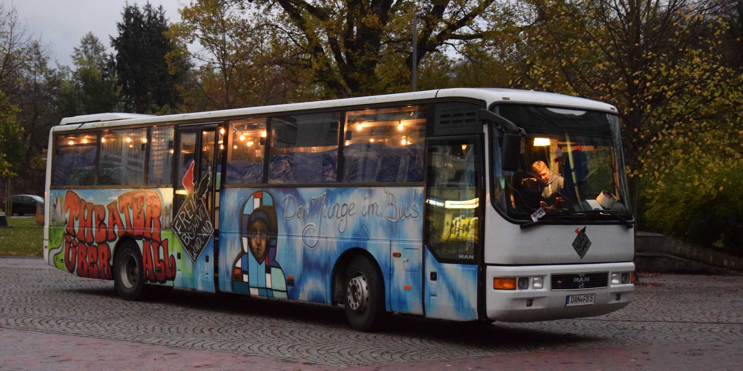 uel_junge_im_bus0351kl